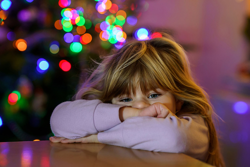 Trauriges Mädchen zu Weihnachten